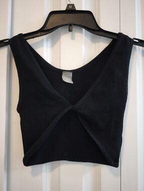 Dynamic Black Ribbed Twist-Front Crop Tank Top